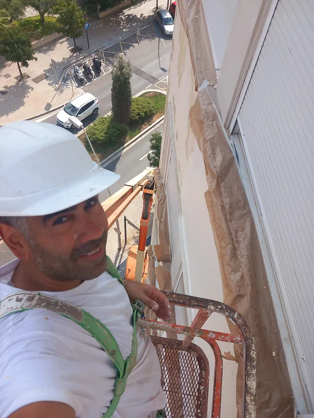 Persona pintando puerta