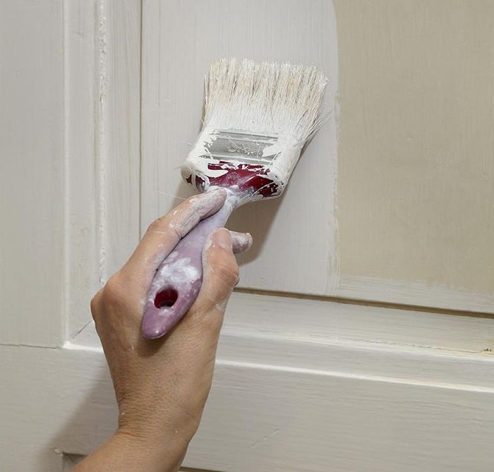 Persona pintando puerta